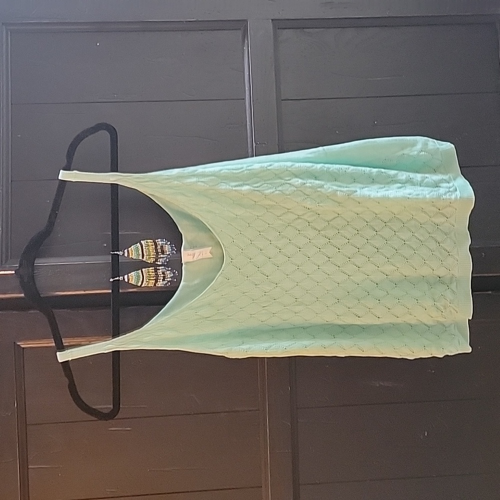 Melon colored sweater tank dainty design viscose/nylon size L with bead earrings